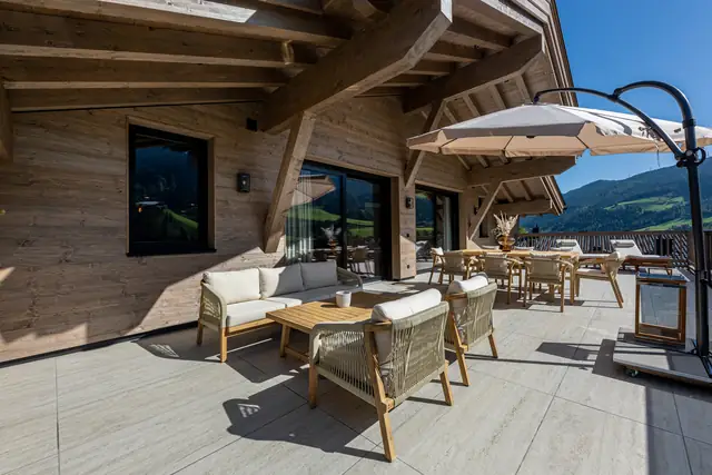 Terrasse mit Lounge unter dem Dach